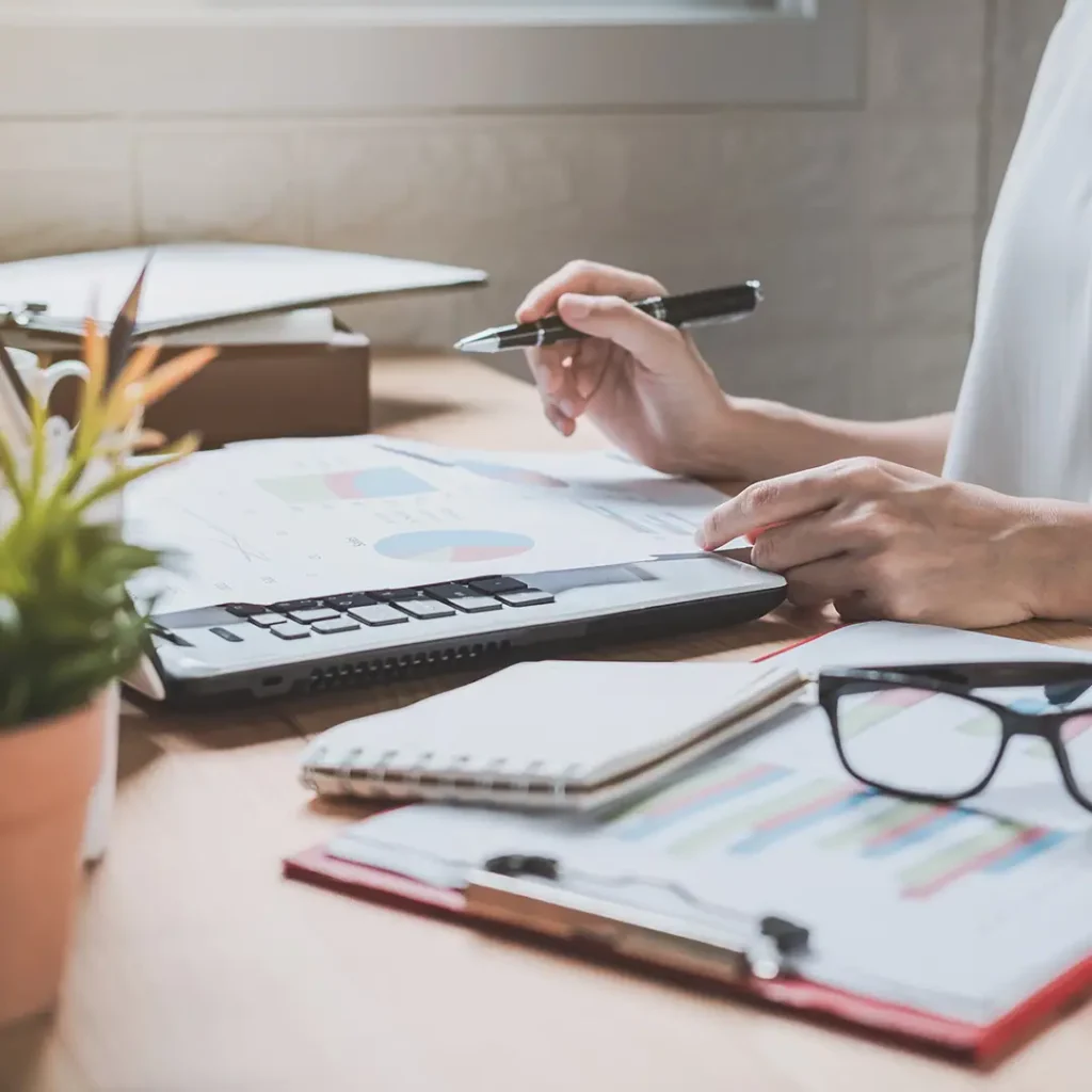 Tableaux de bord et calculatrice sur un bureau