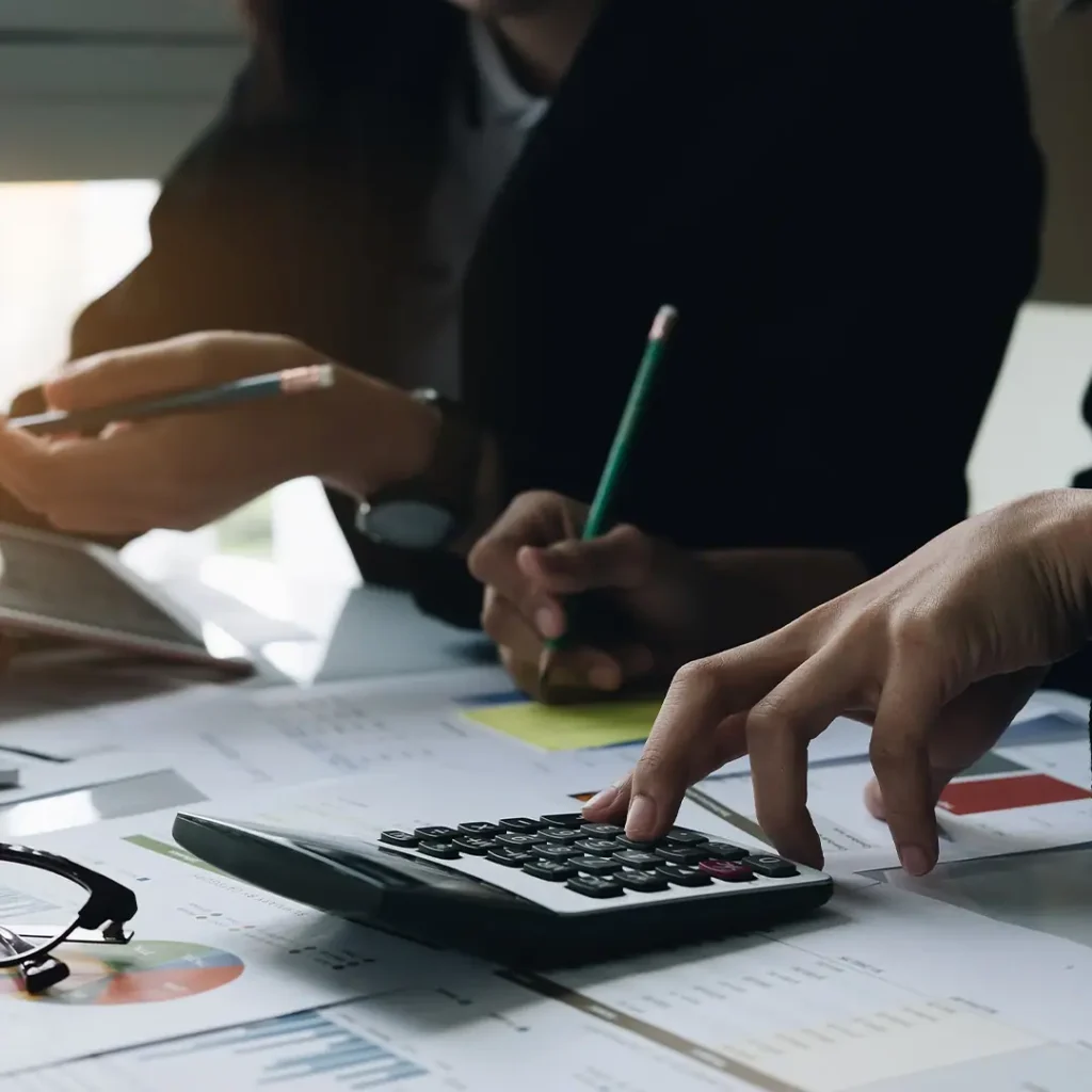 Calculs sur une calculatrice et des documents comptables