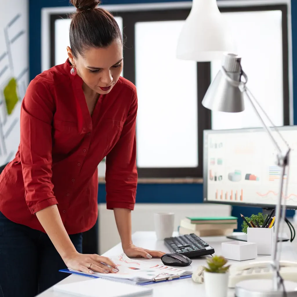Une collaboratrice au travail sur son poste